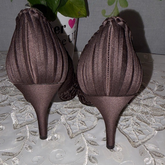 New York Transit Dark Brown Textured Heels - Picture 5 of 8